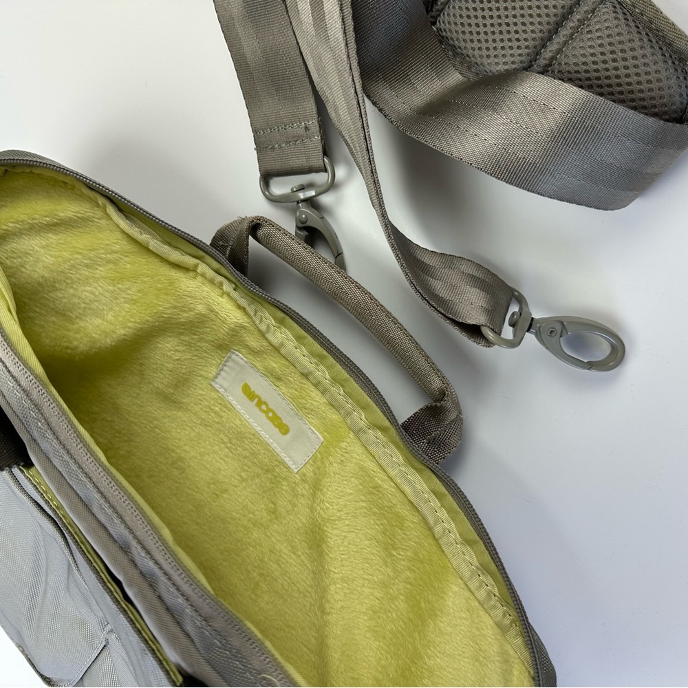 Incase Laptop Bag - Picture 4 of 7